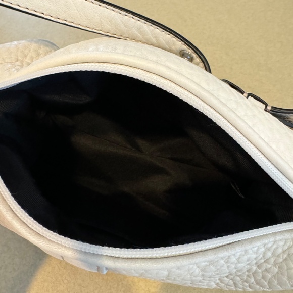 Beautiful Rare Find Coach Pebble Leather Baguette Bag - New Condition - Picture 6 of 7